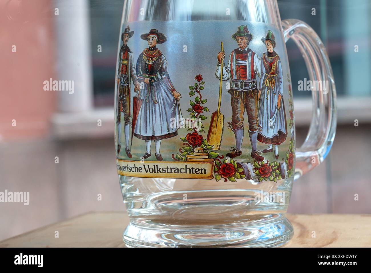 vieux costumes traditionnels sur un verre à bière Banque D'Images