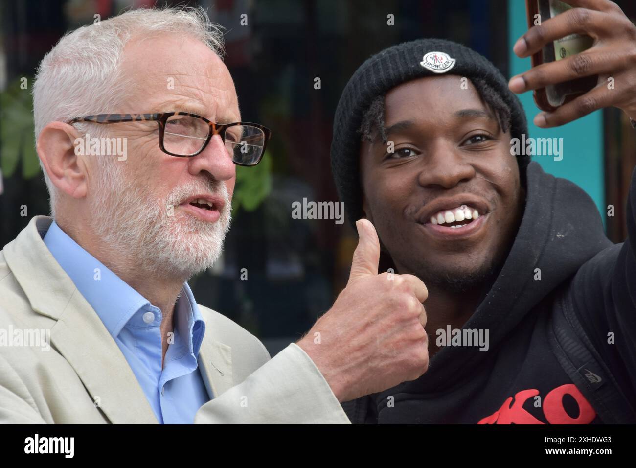 Jeremy Corbyn visite le parc Finsbury le premier jour du festival Wireless de 2024 et passe du temps à parler aux habitants et à prendre des selfies tout en célébrant sa récente réélection en tant qu'indépendant à Islington North, battant le Labour par une quantité considérable. Banque D'Images