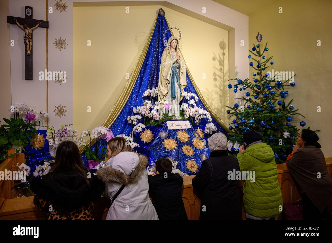 Statue de la Vierge Marie (représentée comme notre-Dame de Lourdes), dans l'église Saint-Jacques à Medjugorje, Bosnie-Herzégovine. Banque D'Images