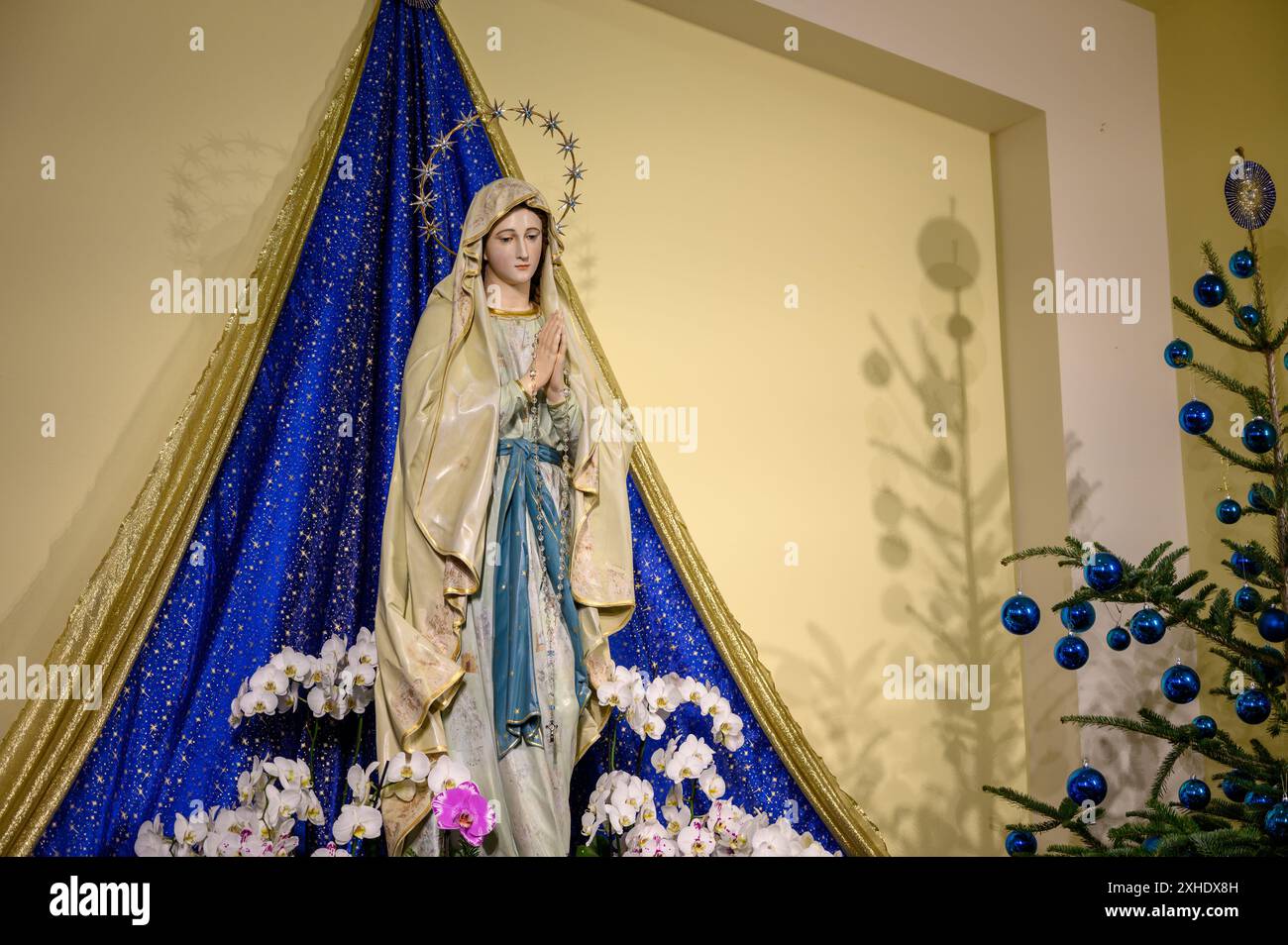 Statue de la Vierge Marie (représentée comme notre-Dame de Lourdes), dans l'église Saint-Jacques à Medjugorje, Bosnie-Herzégovine. Banque D'Images