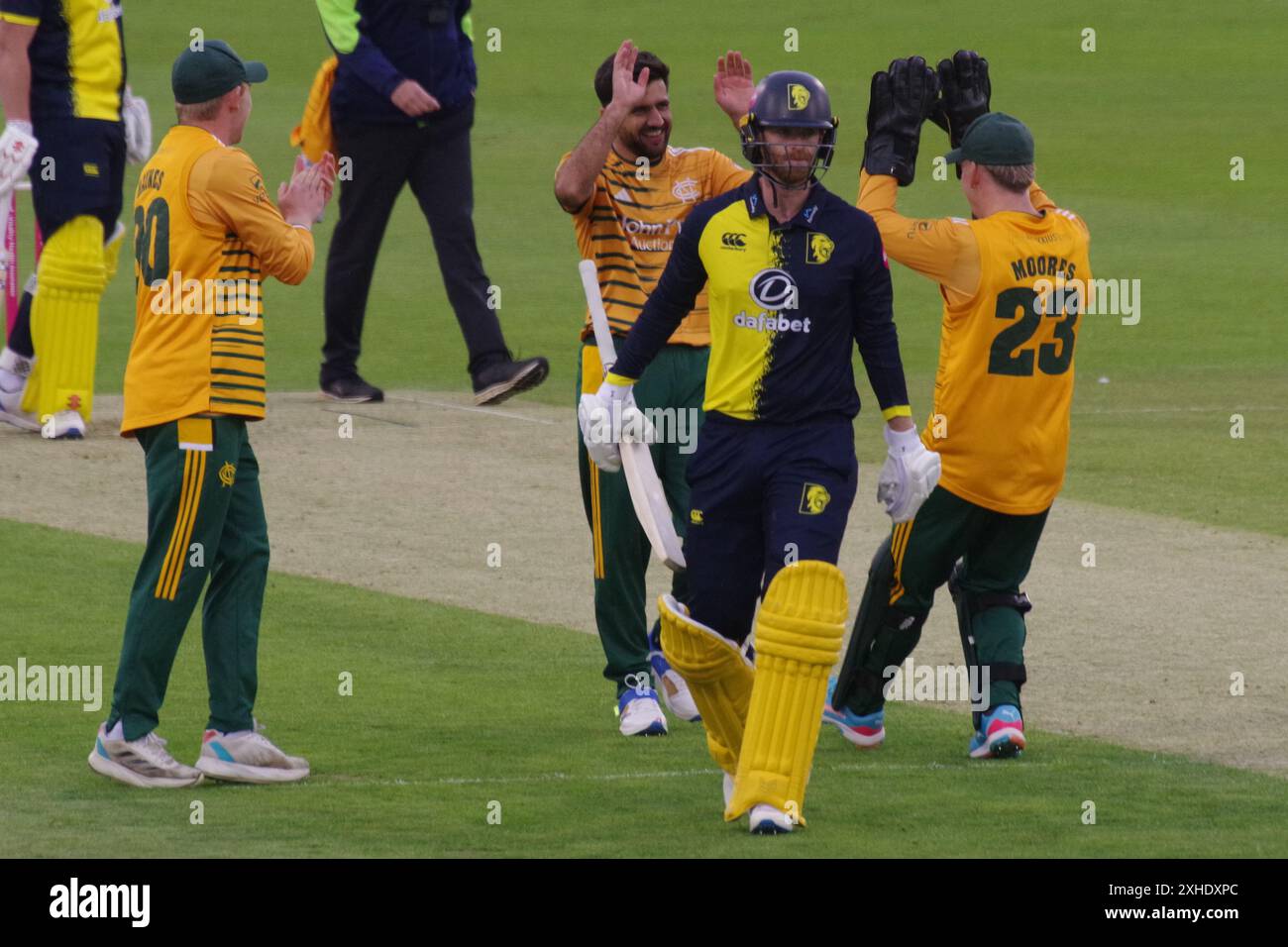 Chester le Street, 12 juillet 2024. Tom Moores félicite Fazalhaq Farooqi après avoir joué Graham Clark lors du T20 Blast match entre Durham Cricket et Notts Outlaws à Seat unique, Chester le Street. Crédit : Colin Edwards Banque D'Images