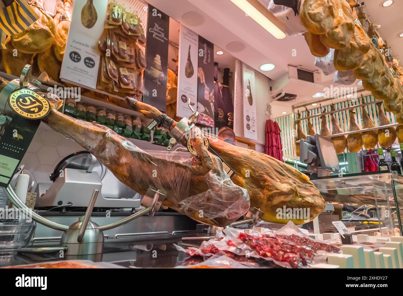 Magasin traditionnel de viande Jamon dans le marché central de Valence, Espagne Banque D'Images