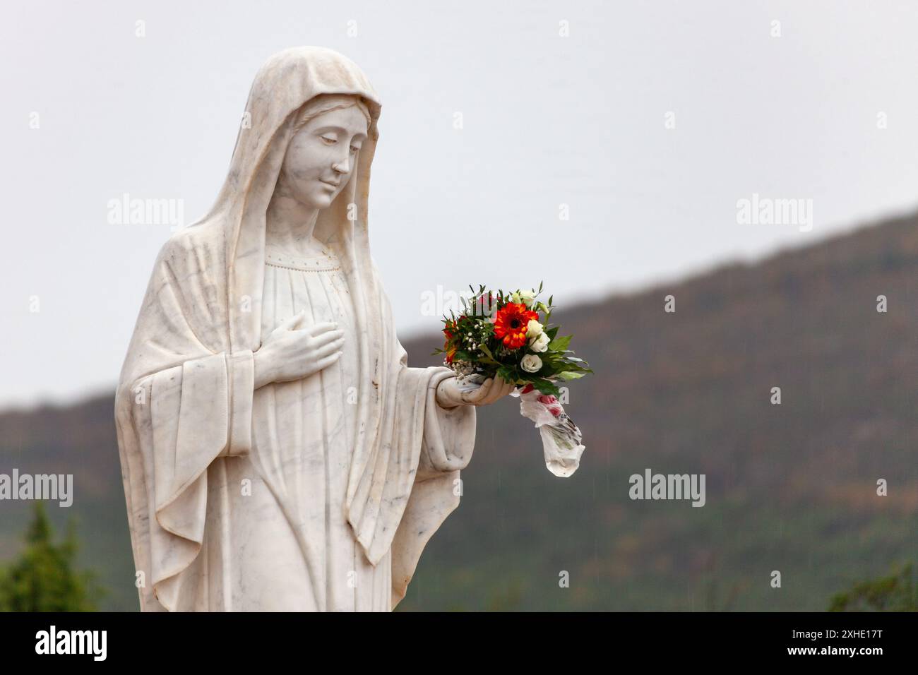 Statue de la Vierge Marie - Reine de la paix sur le mont Podbrdo, la colline de l'apparition surplombant le village de Medjugorje en Bosnie-Herzégovine. Banque D'Images