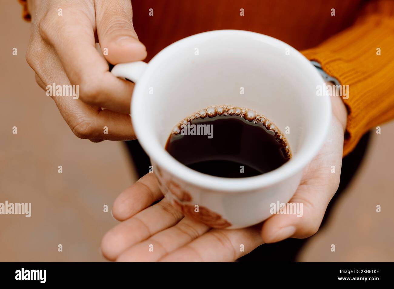 Paraguay. 13 juillet 2024. Dans cette illustration photo, une personne tient une tasse de café. La boisson contient des centaines de composés qui réduisent le stress oxydatif et l'inflammation, améliorent la fonction intestinale, la circulation sanguine et modulent le métabolisme du glucose et des graisses. (Photo de Jaque Silva/SOPA images/SIPA USA) *** strictement à des fins éditoriales *** crédit : SIPA USA/Alamy Live News Banque D'Images