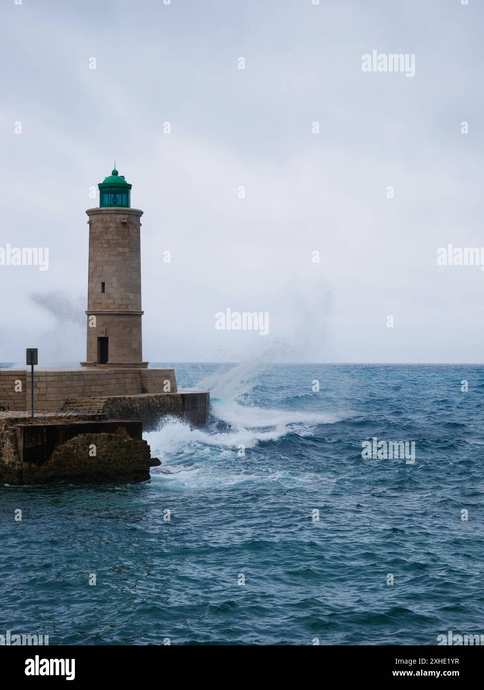 Phare en mer Méditerranée, dans la ville française de Cassis Banque D'Images