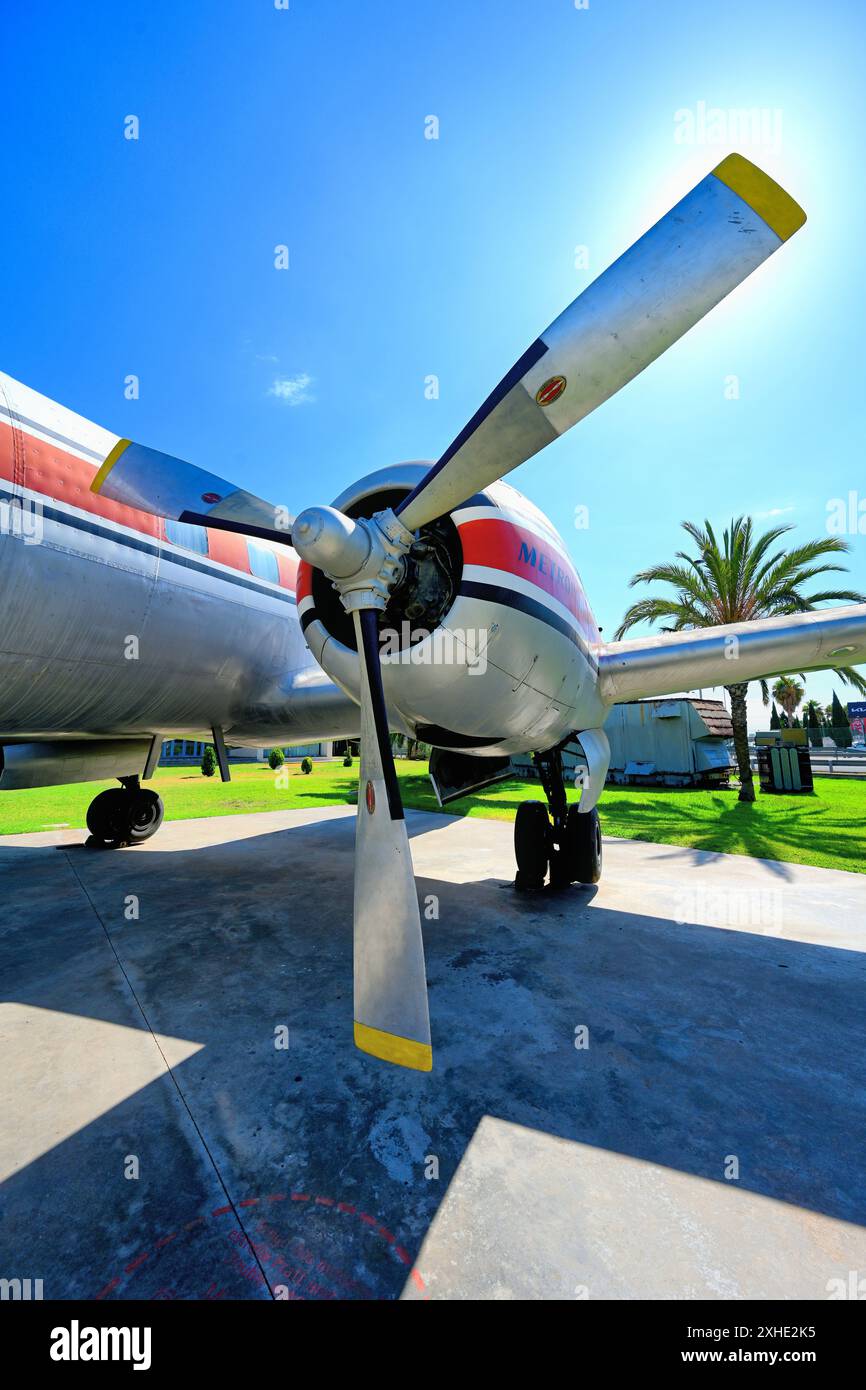 Malaga Aero Museum Aeromuseo et un Convair 440 sur l'aire de stationnement des avions montrant les énormes hélices Hamilton contre les palmiers et bl Banque D'Images