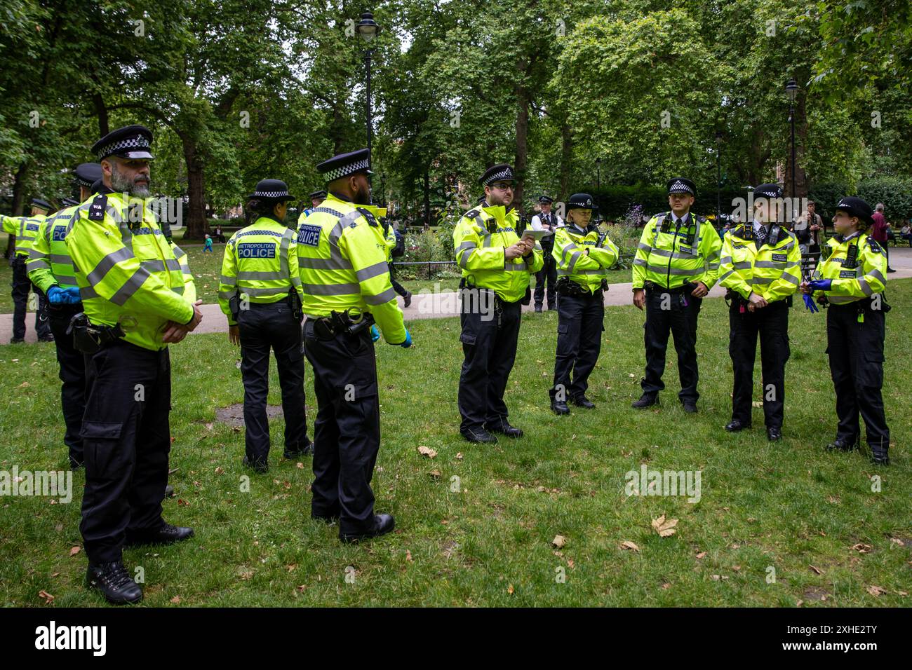 Londres, Royaume-Uni. 13 juillet 2024. Les policiers attendent pour fouiller les manifestants pendant le rassemblement. Une manifestation sur la demande des jeunes a eu lieu à Russell Square. Un article 11 de la loi sur l'ordre public a été publié par la police métropolitaine, qui permet aux agents de fouiller toute personne dans une zone prescrite. Crédit : SOPA images Limited/Alamy Live News Banque D'Images