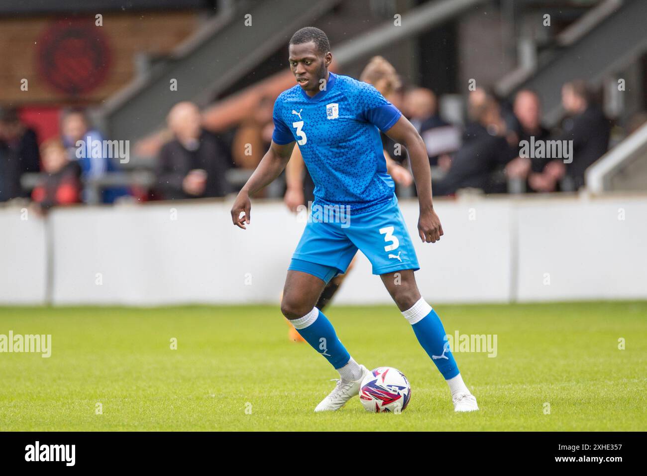 Mazeed Ogungbo #3 de Barrow A.F.C. lors de l'échauffement d'avant-match lors du match amical de pré-saison entre FC United de Manchester et Barrow à Broadhurst Park, Moston le samedi 13 juillet 2024. (Photo : Mike Morese | mi News) crédit : MI News & Sport /Alamy Live News Banque D'Images