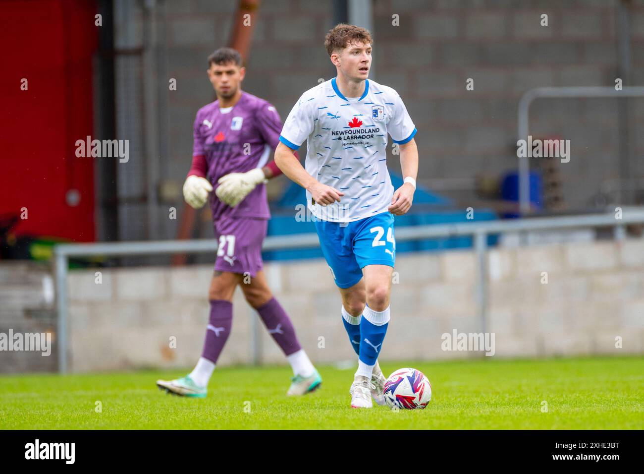 Rory Feely #24 de Barrow A.F.C. en action lors du match amical de pré-saison entre FC United de Manchester et Barrow à Broadhurst Park, Moston le samedi 13 juillet 2024. (Photo : Mike Morese | mi News) crédit : MI News & Sport /Alamy Live News Banque D'Images