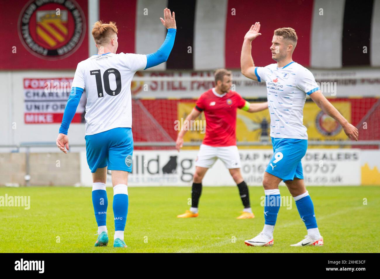 But 0-2 Gerard Garner #10 de Barrow A.F.C. célèbre son but lors du match amical de pré-saison entre le FC United de Manchester et Barrow à Broadhurst Park, Moston le samedi 13 juillet 2024. (Photo : Mike Morese | mi News) crédit : MI News & Sport /Alamy Live News Banque D'Images