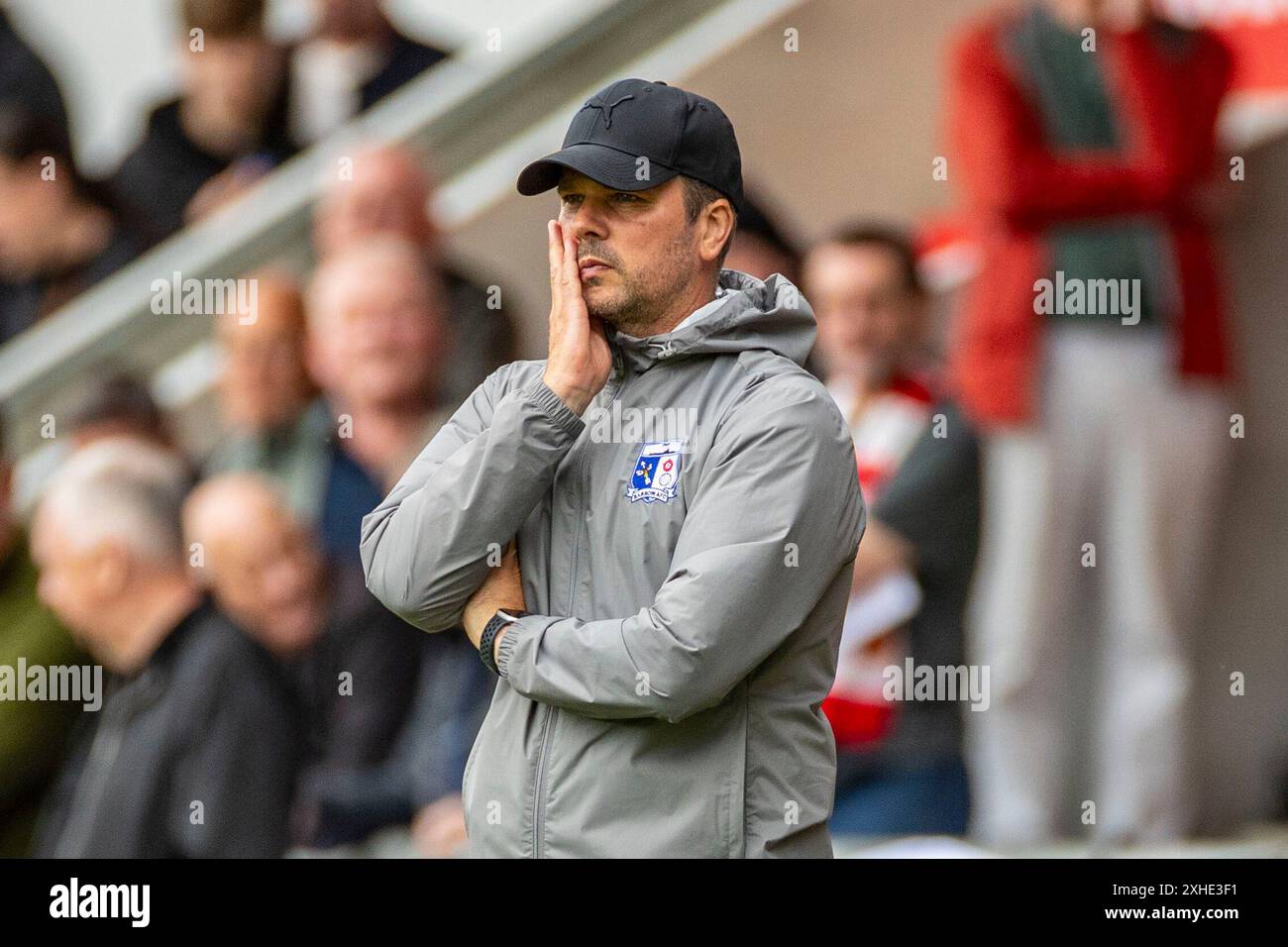 Stephen Clemence, entraîneur de Barrow A.F.C., lors du match amical de pré-saison entre le FC United de Manchester et Barrow à Broadhurst Park, Moston le samedi 13 juillet 2024. (Photo : Mike Morese | mi News) crédit : MI News & Sport /Alamy Live News Banque D'Images