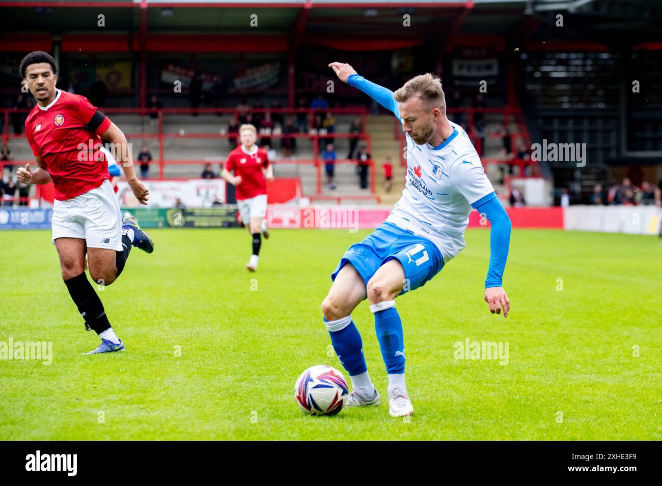 Elliott Newby #11 de Barrow A.F.C. croise le ballon lors du match amical de pré-saison entre FC United de Manchester et Barrow à Broadhurst Park, Moston le samedi 13 juillet 2024. (Photo : Mike Morese | mi News) crédit : MI News & Sport /Alamy Live News Banque D'Images