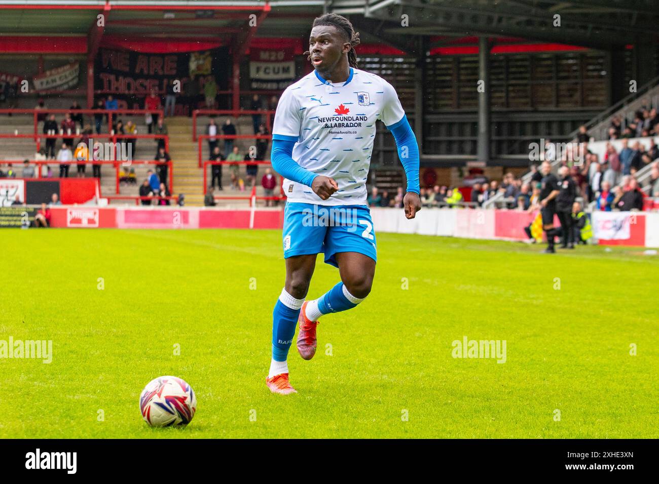 Junior Tiensia #29 de Barrow A.F.C.in action lors du match amical de pré-saison entre FC United de Manchester et Barrow à Broadhurst Park, Moston le samedi 13 juillet 2024. (Photo : Mike Morese | mi News) crédit : MI News & Sport /Alamy Live News Banque D'Images