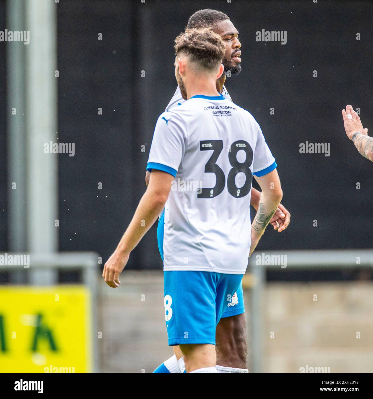 Emile Acquah #20 de Barrow A.F.C. célèbre son but lors du match amical de pré-saison entre le FC United de Manchester et Barrow à Broadhurst Park, Moston le samedi 13 juillet 2024. (Photo : Mike Morese | mi News) crédit : MI News & Sport /Alamy Live News Banque D'Images