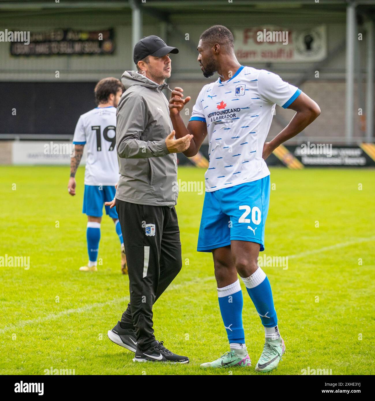 Stephen Clemence, le manager de Barrow A.F.C. et Emile Acquah #20 de Barrow A.F.C. célèbrent à temps plein le match amical de pré-saison entre le FC United de Manchester et Barrow à Broadhurst Park, Moston, le samedi 13 juillet 2024. (Photo : Mike Morese | mi News) crédit : MI News & Sport /Alamy Live News Banque D'Images