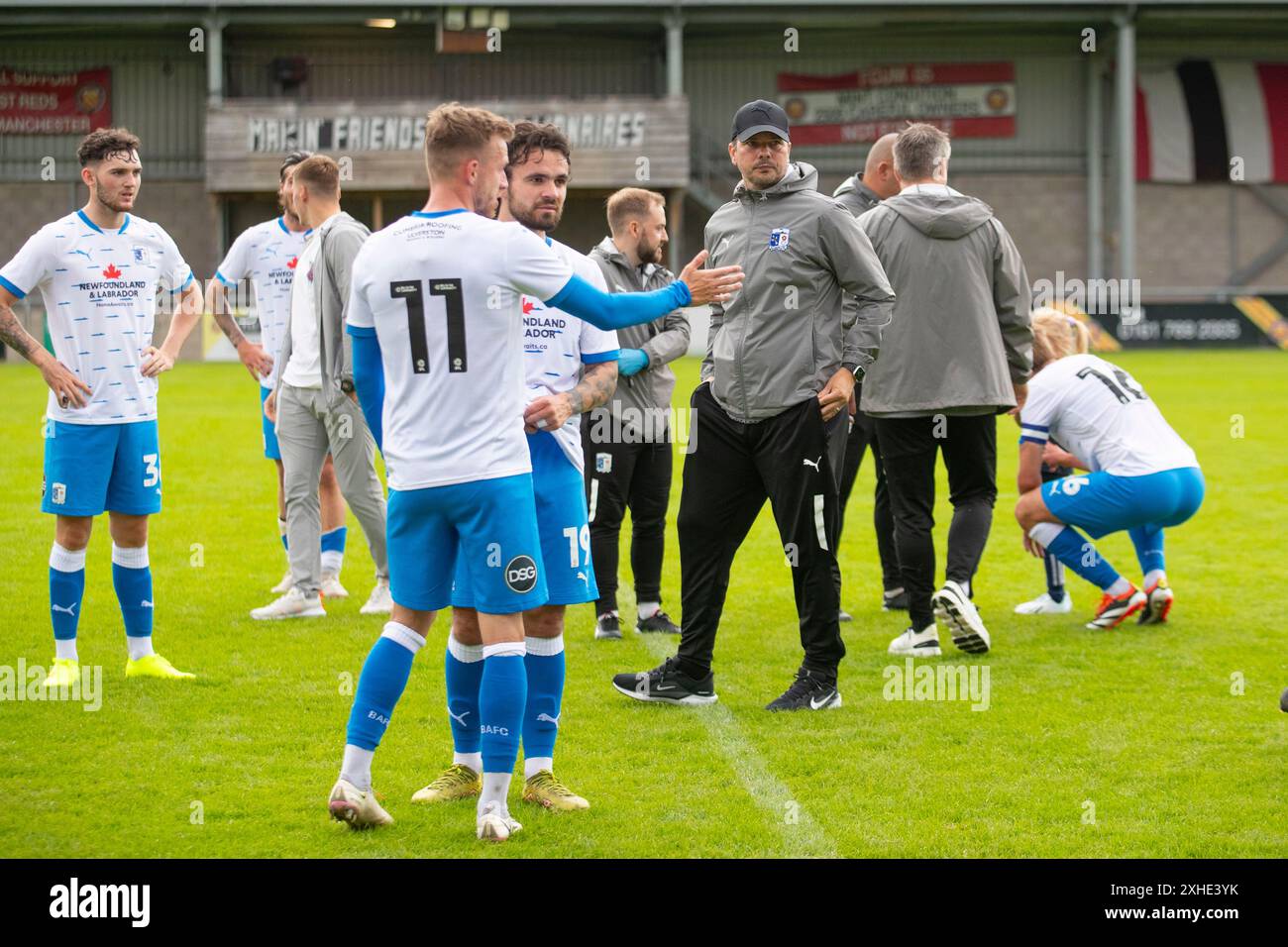 Stephen Clemence, entraîneur de Barrow A.F.C., célèbre à temps plein le match amical de pré-saison entre le FC United de Manchester et Barrow à Broadhurst Park, Moston, le samedi 13 juillet 2024. (Photo : Mike Morese | mi News) crédit : MI News & Sport /Alamy Live News Banque D'Images