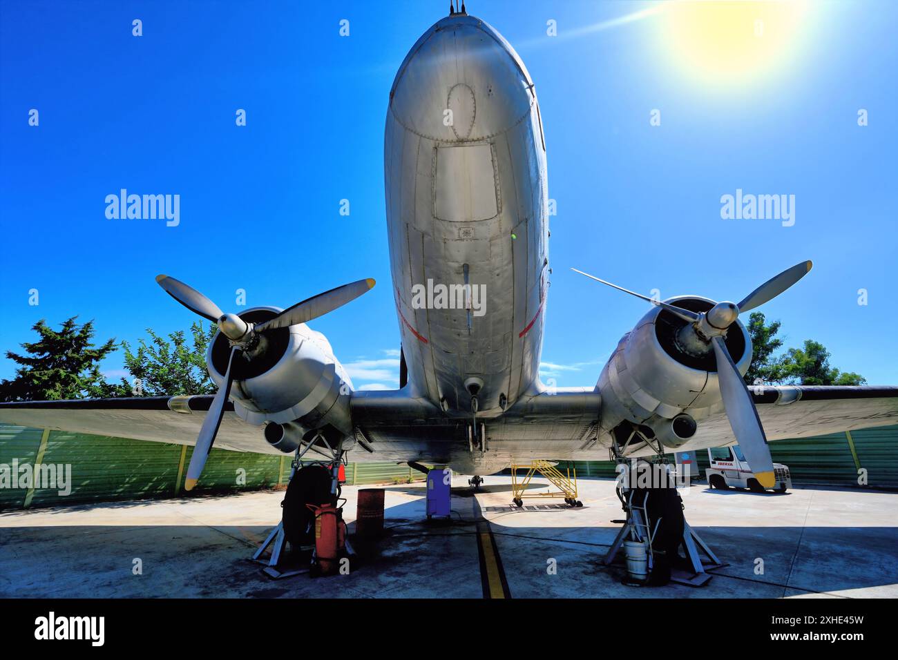 Malaga Aero Museum Aeromuseo et un Douglas DC-3 sur l'aire de stationnement des avions montrant les hélices massives sur fond de ciel bleu profond an Banque D'Images