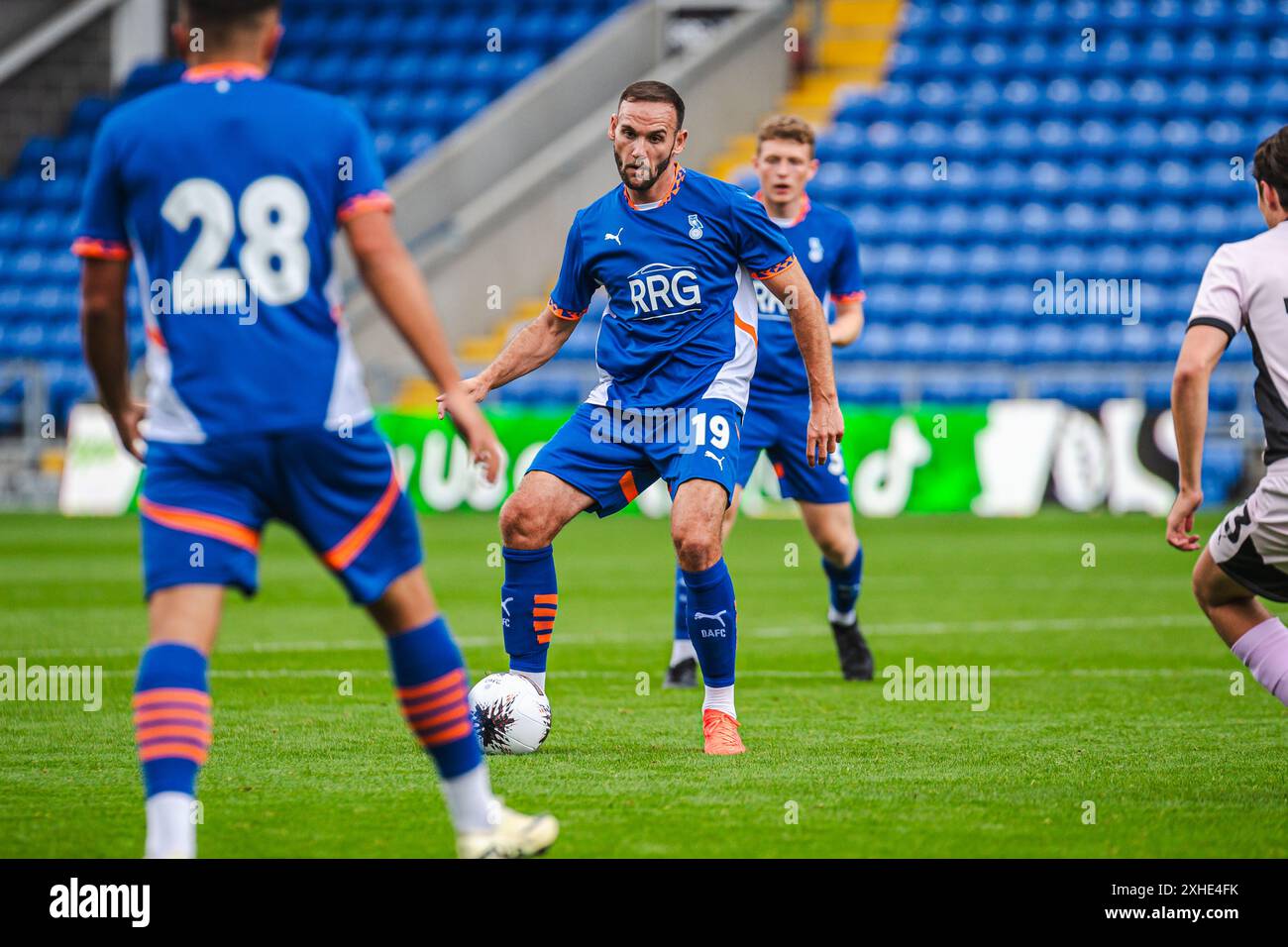 Dan Gardner d'Oldham Athletic lors du match amical de pré-saison entre Oldham Athletic et Stockport County à Boundary Park, Oldham le samedi 13 juillet 2024. (Photo : Phill Smith | mi News) crédit : MI News & Sport /Alamy Live News Banque D'Images