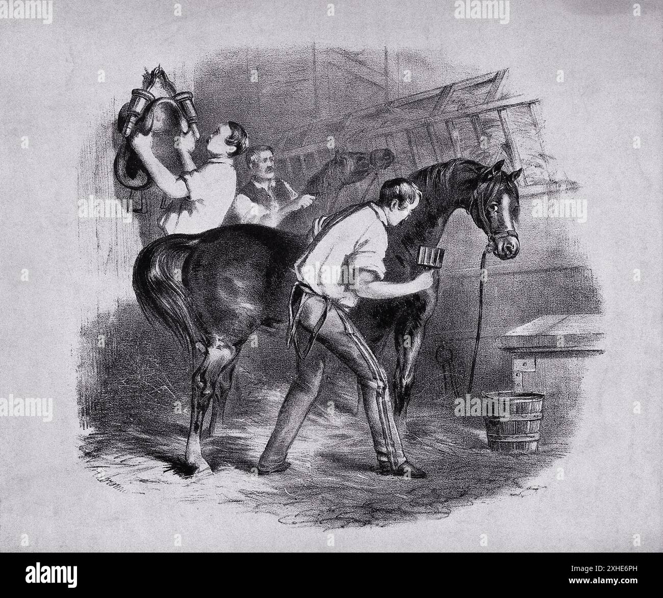 Trois hommes travaillent dans une écurie. L'un accroche une selle à un mur, l'autre brossage un cheval, et un troisième marié tient les rênes d'un cheval. Lithographie. Banque D'Images