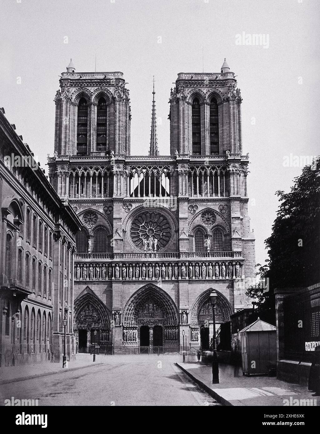 Photographie en noir et blanc de la façade ouest de la cathédrale notre-Dame de Paris, France, vers 1870 Banque D'Images