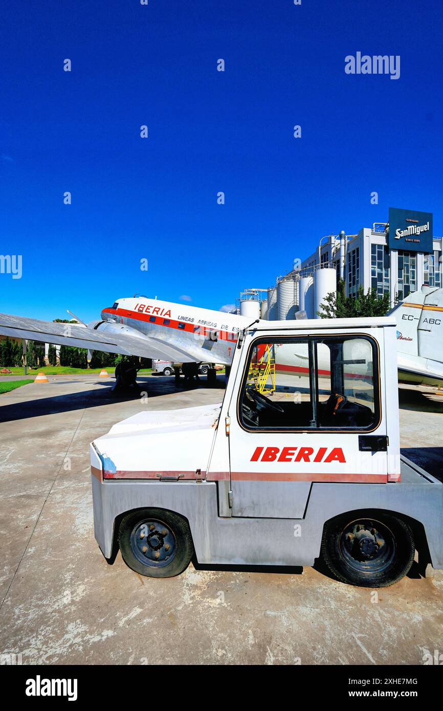 Malaga Aero Museum Aeromuseo et un IBERIA Douglas DC-3 sur l'aire de stationnement des avions avec un camion à bagages original de la même époque agai Banque D'Images