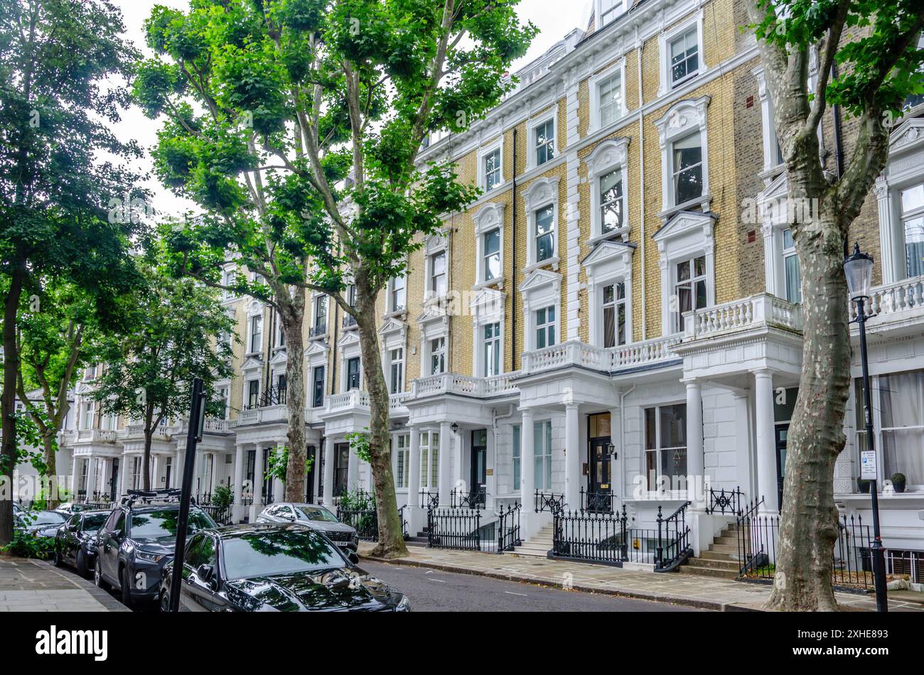 Une vue sur Linden Gardens dans la ville de Westminster, Londres, Royaume-Uni, une route bordée d'arbres au cœur de la ville Banque D'Images