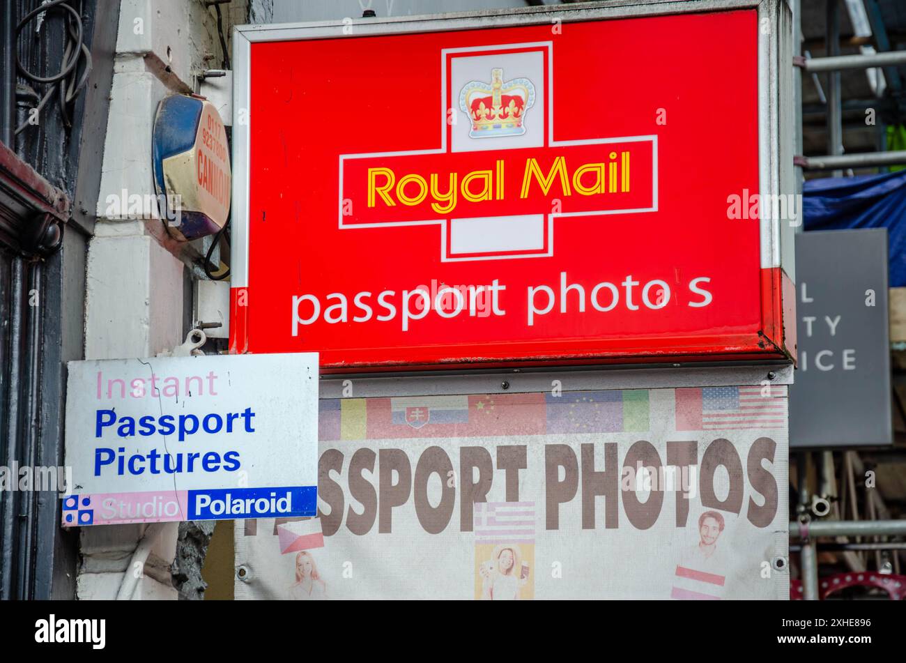 Des panneaux suspendus à l'extérieur d'un magasin annonçant des photos de passeport Banque D'Images