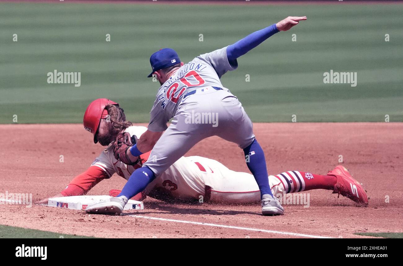 Louis, États-Unis. 13 juillet 2024. Chicago Cubs Third Basseman Miles Mastrobuoni tags out fait Louis Cardinals base Runner Brendan Donovan dans la deuxième manche au Busch Stadium à mis Louis le samedi 13 juillet 2024. Donovan, qui était sur la première base a essayé de passer à la troisième base sur un single RBI par Cardinals Pedro pages. Photo de Bill Greenblatt/UPI crédit : UPI/Alamy Live News Banque D'Images