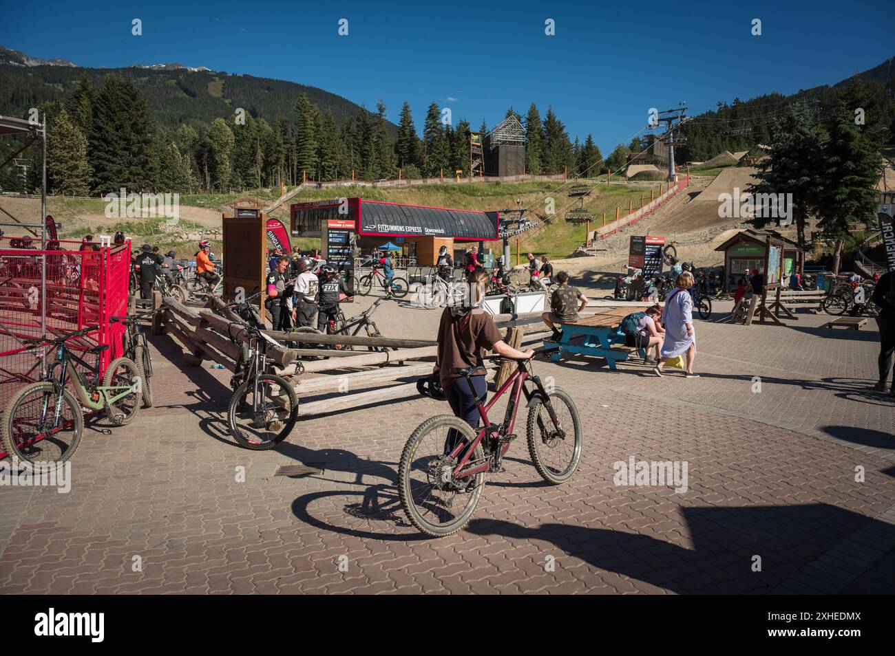 Les VTT au pied du parc de VTT Whistler-Blackcomb. Une journée chaude claire en été avec un ciel bleu. Banque D'Images