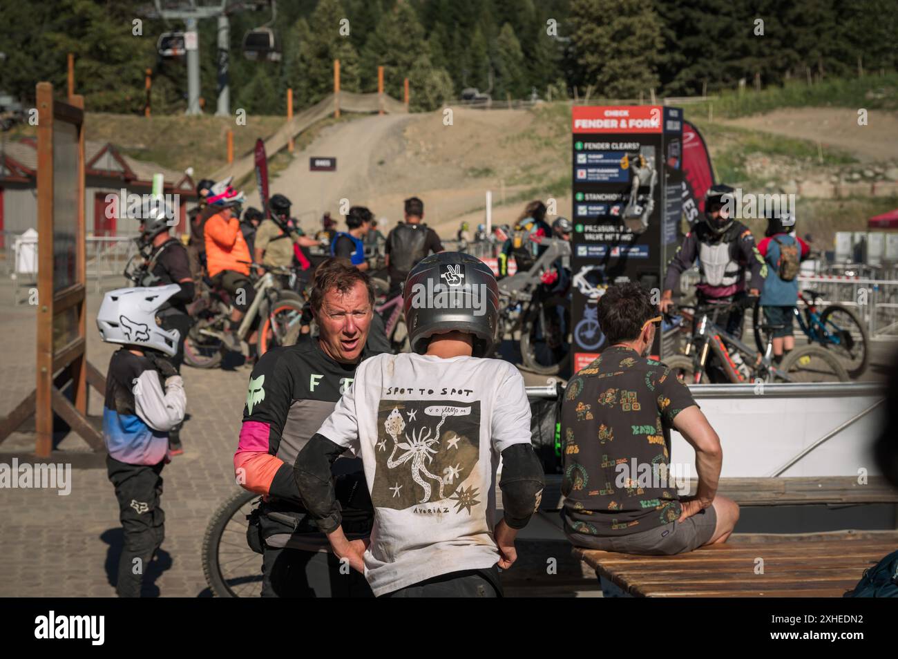 Les VTT au pied du parc de VTT Whistler-Blackcomb. Une journée chaude claire en été avec un ciel bleu. Banque D'Images