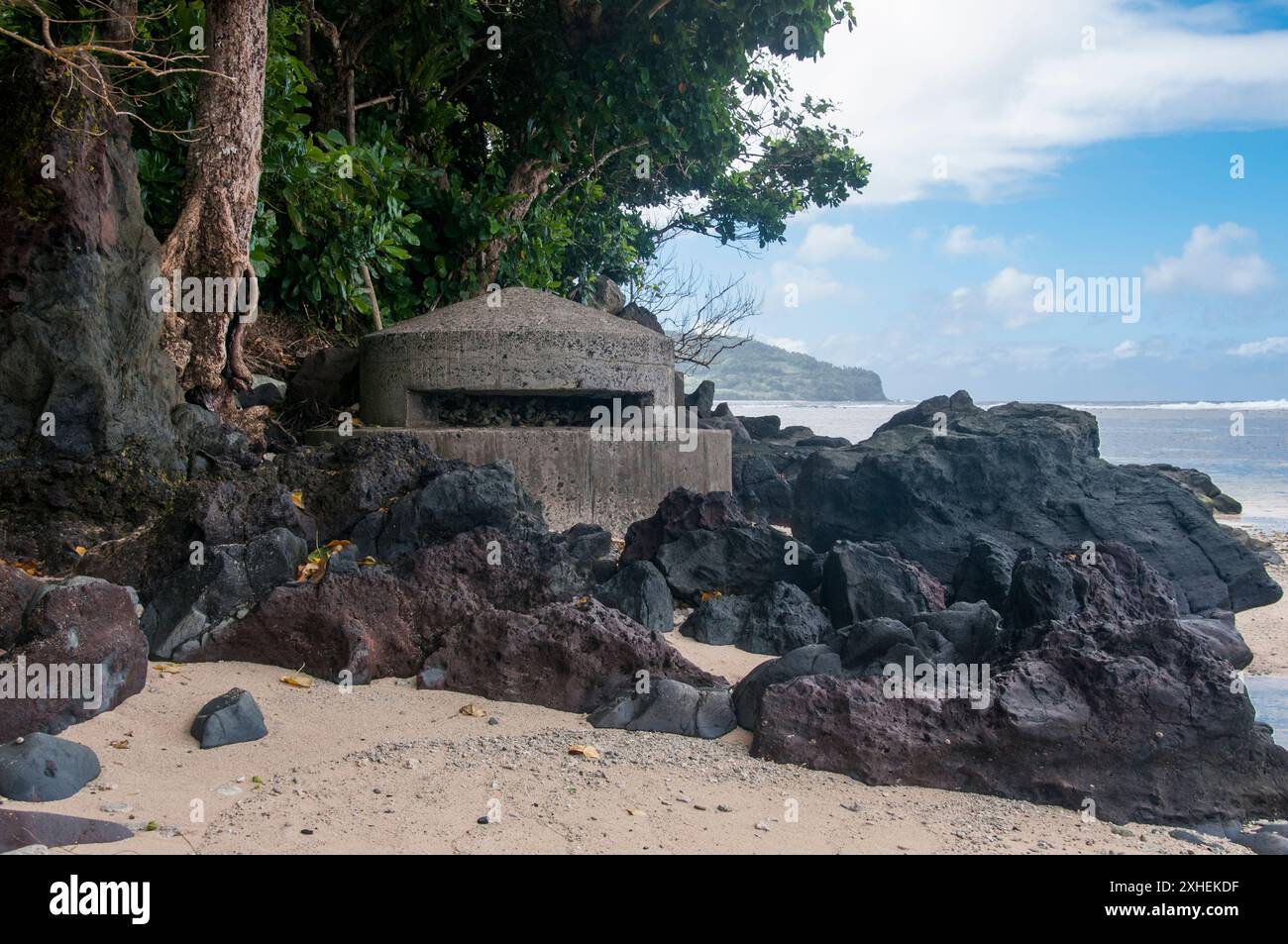 Casemate abandonnée de la seconde Guerre mondiale sur la côte est de Tutuila, Samoa américaines Banque D'Images