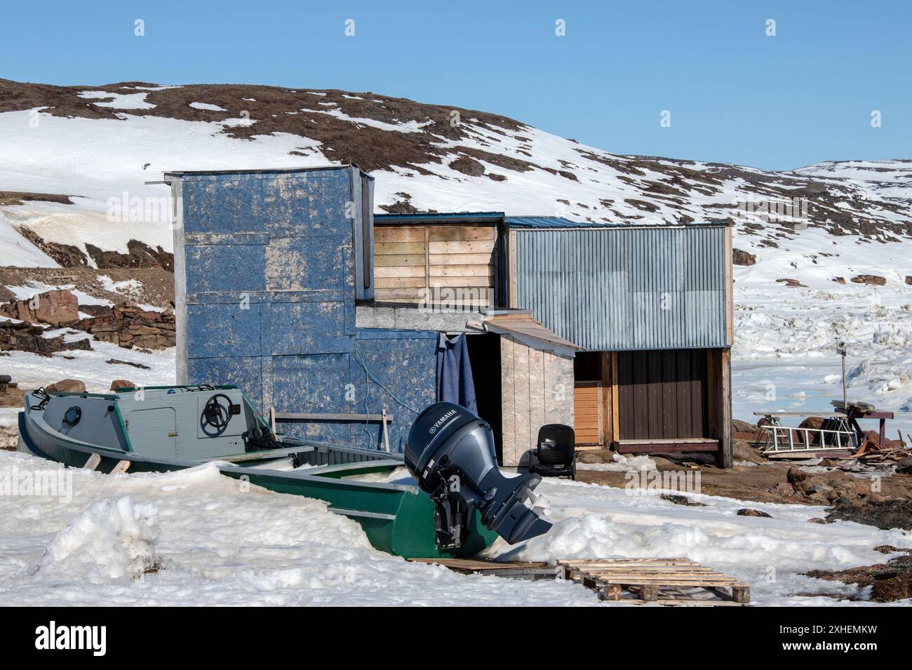 Cabanes et hangars au camp de chasse/pêche sur la plage de Frobisher Bay à Apex, Nunavut, Canada Banque D'Images