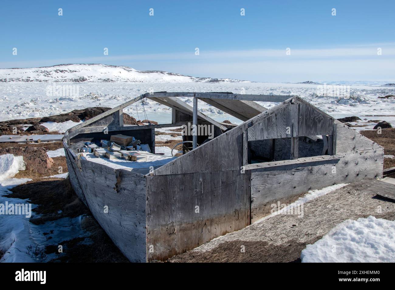 Cabanes et hangars au camp de chasse/pêche sur la plage de Frobisher Bay à Apex, Nunavut, Canada Banque D'Images