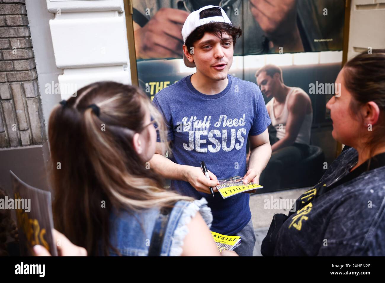 New York, États-Unis. 13 juillet 2024. Dan Berry signe des autographes après le spectacle musical 'The Outsiders' au Bernard B. Jacobs Theatre à Broadway, New York, États-Unis d'Amérique le 13 juillet 2024. (Photo de Beata Zawrzel/NurPhoto)0 crédit : NurPhoto SRL/Alamy Live News Banque D'Images