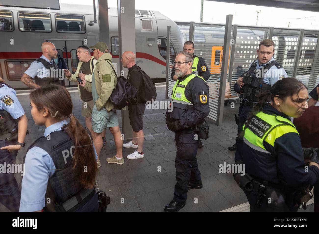 PHOTO : JEFF GILBERT 13 juillet 2024. Les fans d'Angleterre du train ICE allemand se dirigent vers Berlin après avoir embarqué sans billets sur leur chemin Banque D'Images