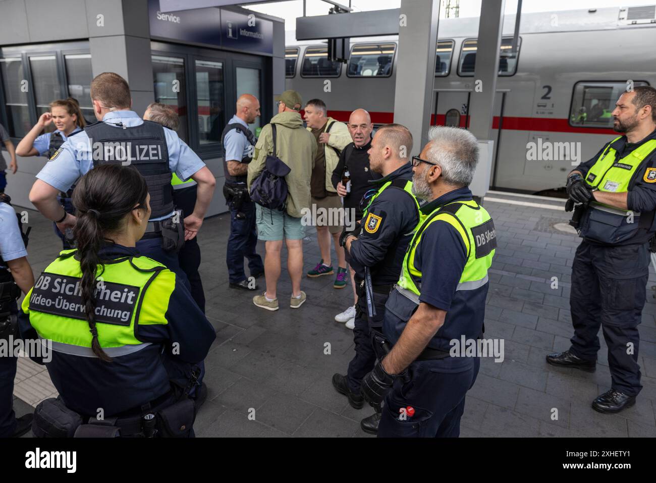 PHOTO : JEFF GILBERT 13 juillet 2024. Les fans d'Angleterre du train ICE allemand se dirigent vers Berlin après avoir embarqué sans billets sur leur chemin Banque D'Images