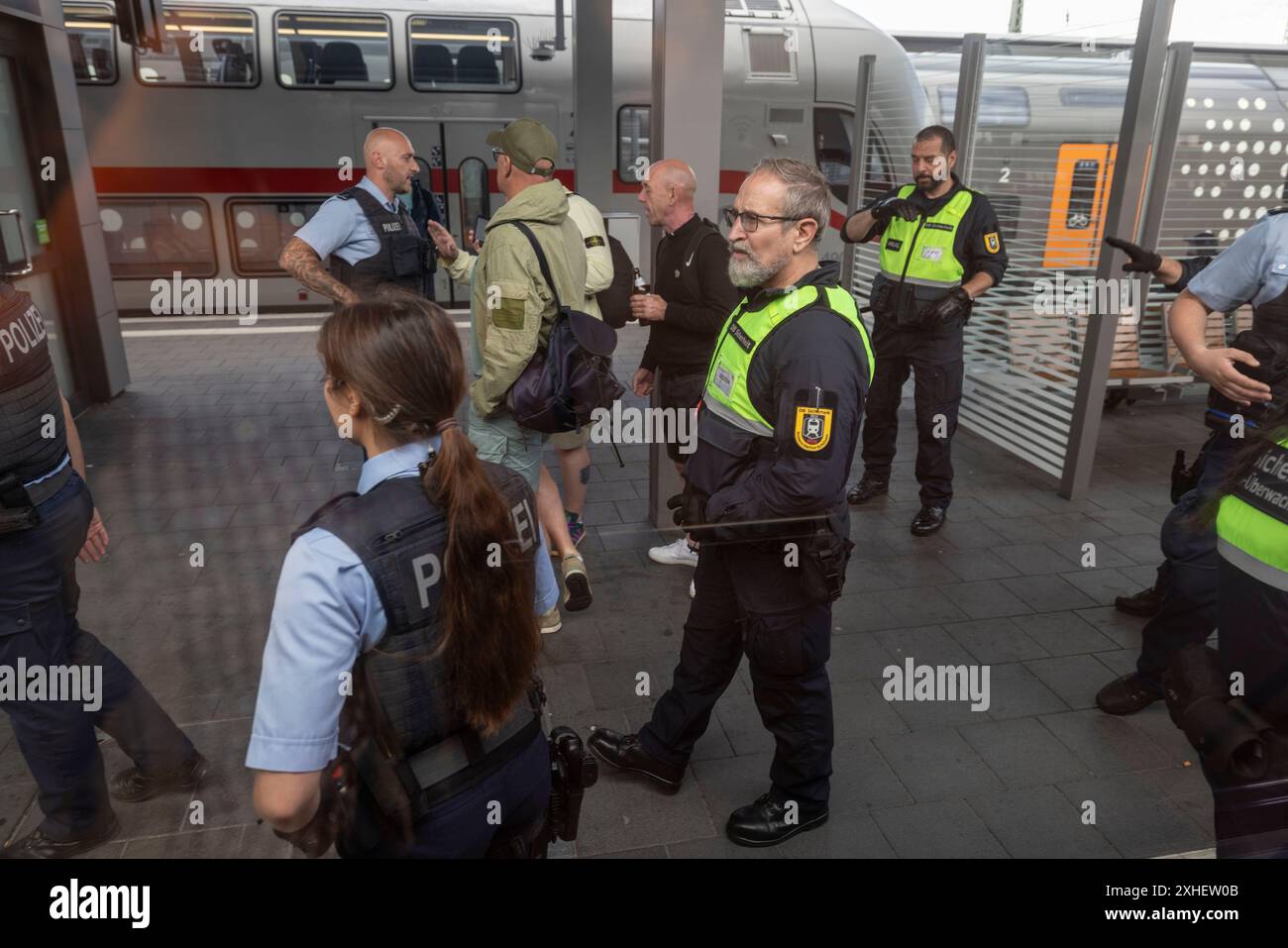 PHOTO : JEFF GILBERT 13 juillet 2024. Les fans d'Angleterre du train ICE allemand se dirigent vers Berlin après avoir embarqué sans billets sur leur chemin Banque D'Images