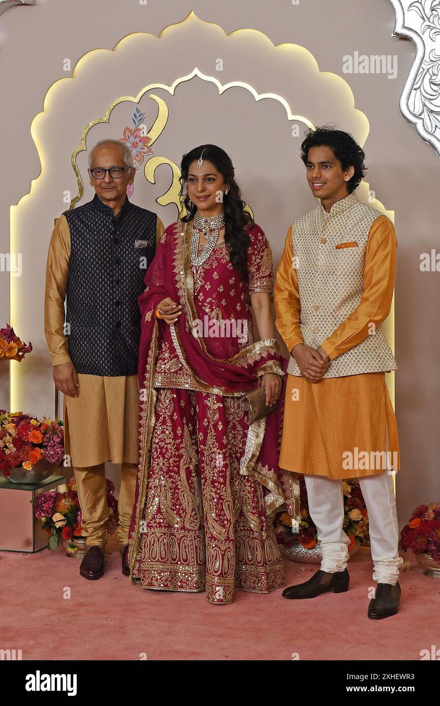 Mumbai, Inde. 12 juillet 2024. Juhi Chawla (C), actrice de Bollywood, pose pour une photo avec son mari Jay Mehta (G) et son fils Arjun Mehta (d) lors de la cérémonie de mariage tapis rouge d'Anant Ambani et Radhika Merchant à Mumbai. (Photo par Ashish Vaishnav/SOPA images/SIPA USA) crédit : SIPA USA/Alamy Live News Banque D'Images