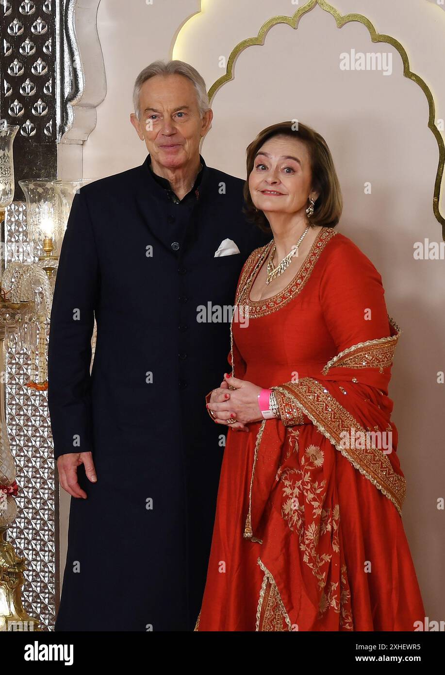 Mumbai, Inde. 12 juillet 2024. L'ancien premier ministre du Royaume-Uni Tony Blair pose pour une photo avec son épouse Cherie Blair (à droite) lors de la cérémonie de mariage tapis rouge d'Anant Ambani et Radhika Merchant à Mumbai. (Photo par Ashish Vaishnav/SOPA images/SIPA USA) crédit : SIPA USA/Alamy Live News Banque D'Images