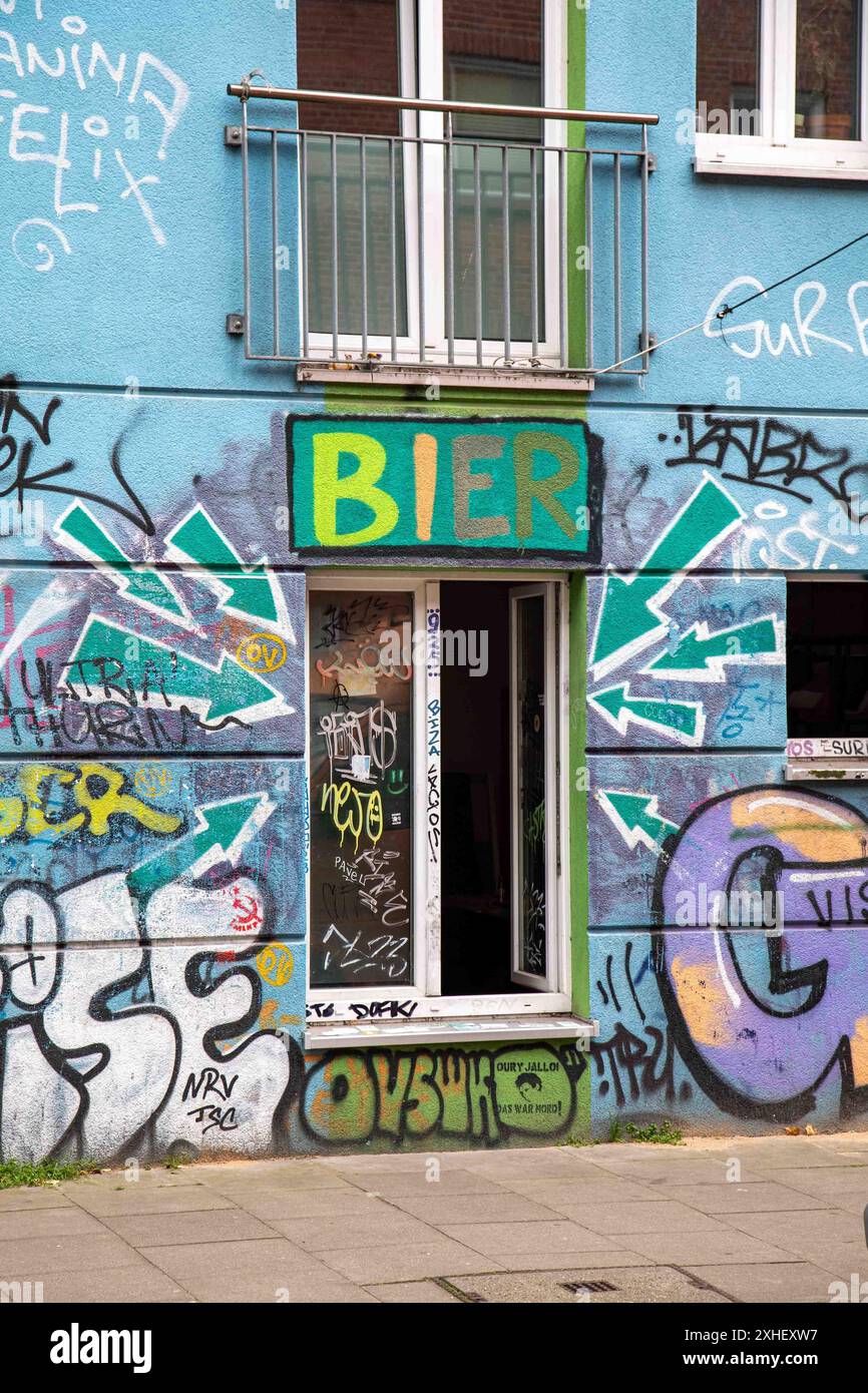 Bier. Une fenêtre de bar de plongée sur Bernhard-Nocht-Strasse dans le quartier Pauli de Hambourg, Allemagne. Banque D'Images