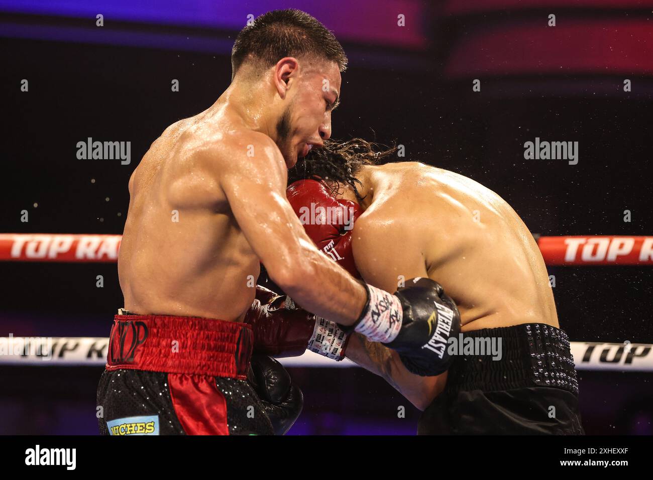 13 juillet 2024 : Albert Gonzalez frappe Conrado Martinez lors de leur Junior Lightweight Fight au Pearl concert Theater au Palms Casino Resort à Las Vegas le 13 juillet 2024 à Las Vegas, Nevada. Christopher Trim/CSM. Banque D'Images