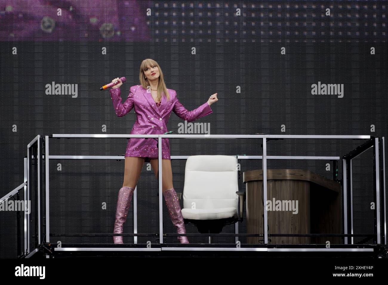 USAGE ÉDITORIAL RÉSERVÉ photo datée du 28/06/24 de Taylor Swift se produisant sur scène au stade Aviva de Dublin, lors de l'Eras Tour. Taylor Swift pourrait faire partie des dilemmes auxquels la Banque d'Angleterre sera confrontée cet été, car les économistes prédisent que la tournée de la chanteuse américaine dans l'arène aurait pu exercer une certaine pression sur l'inflation britannique le mois dernier, en faisant monter les prix moyens des concerts au cours du mois. Date d'émission : dimanche 14 juillet 2024. Banque D'Images