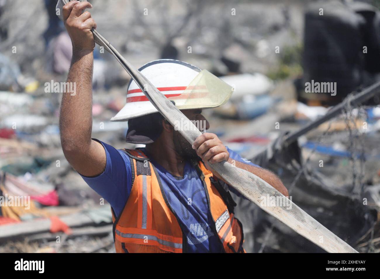 Vue sur les destructions suite à une attaque israélienne le 13 juillet 2024 à Khan Younis, dans la bande de Gaza. Une frappe aérienne israélienne a tué au moins 90 Palestiniens dans une zone humanitaire désignée à Gaza samedi, a déclaré le ministère de la santé de l'enclave, dans une attaque qui, selon Israël, ciblait le chef militaire du Hamas Mohammed Deif. Le premier ministre israélien Benjamin Netanyahu a déclaré qu’il n’était toujours pas clair si Deif et un autre commandant du Hamas avaient été tués et a promis de continuer à cibler les dirigeants du Hamas, affirmant que plus de pression militaire sur le groupe améliorerait les chances d’un accord d’otages, même trois jours de ceas Banque D'Images