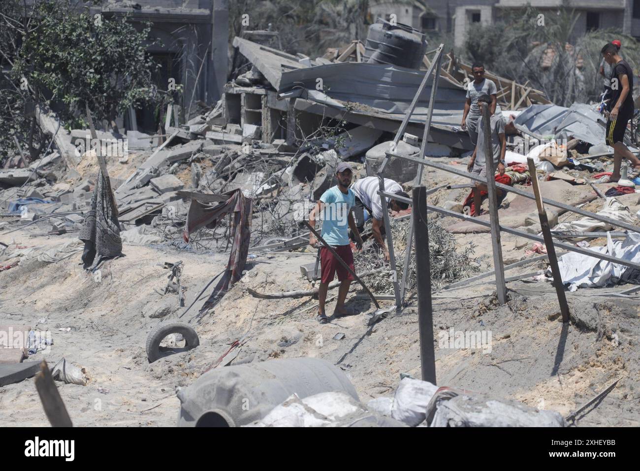 Vue sur les destructions suite à une attaque israélienne le 13 juillet 2024 à Khan Younis, dans la bande de Gaza. Une frappe aérienne israélienne a tué au moins 90 Palestiniens dans une zone humanitaire désignée à Gaza samedi, a déclaré le ministère de la santé de l'enclave, dans une attaque qui, selon Israël, ciblait le chef militaire du Hamas Mohammed Deif. Le premier ministre israélien Benjamin Netanyahu a déclaré qu’il n’était toujours pas clair si Deif et un autre commandant du Hamas avaient été tués et a promis de continuer à cibler les dirigeants du Hamas, affirmant que plus de pression militaire sur le groupe améliorerait les chances d’un accord d’otages, même trois jours de ceas Banque D'Images