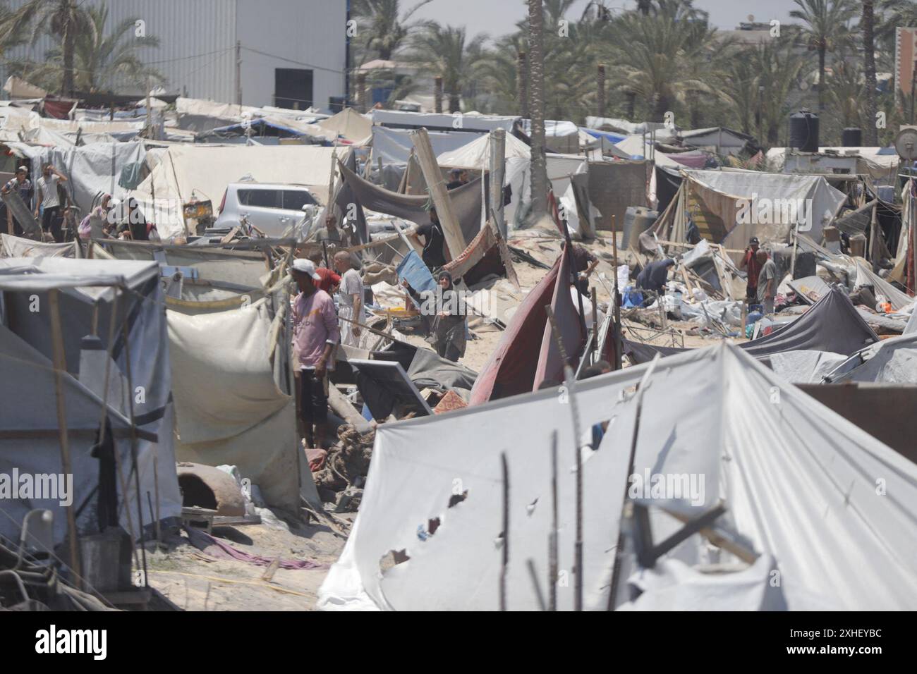 Vue sur les destructions suite à une attaque israélienne le 13 juillet 2024 à Khan Younis, dans la bande de Gaza. Une frappe aérienne israélienne a tué au moins 90 Palestiniens dans une zone humanitaire désignée à Gaza samedi, a déclaré le ministère de la santé de l'enclave, dans une attaque qui, selon Israël, ciblait le chef militaire du Hamas Mohammed Deif. Le premier ministre israélien Benjamin Netanyahu a déclaré qu’il n’était toujours pas clair si Deif et un autre commandant du Hamas avaient été tués et a promis de continuer à cibler les dirigeants du Hamas, affirmant que plus de pression militaire sur le groupe améliorerait les chances d’un accord d’otages, même trois jours de ceas Banque D'Images