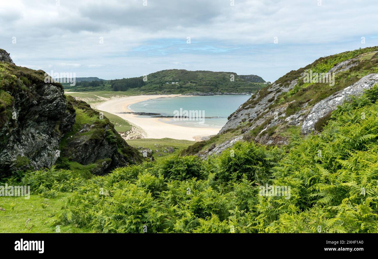 Vue lointaine de la plage de Kiloran sur l'île isolée des Hébrides de Colonsay, Écosse, Royaume-Uni Banque D'Images