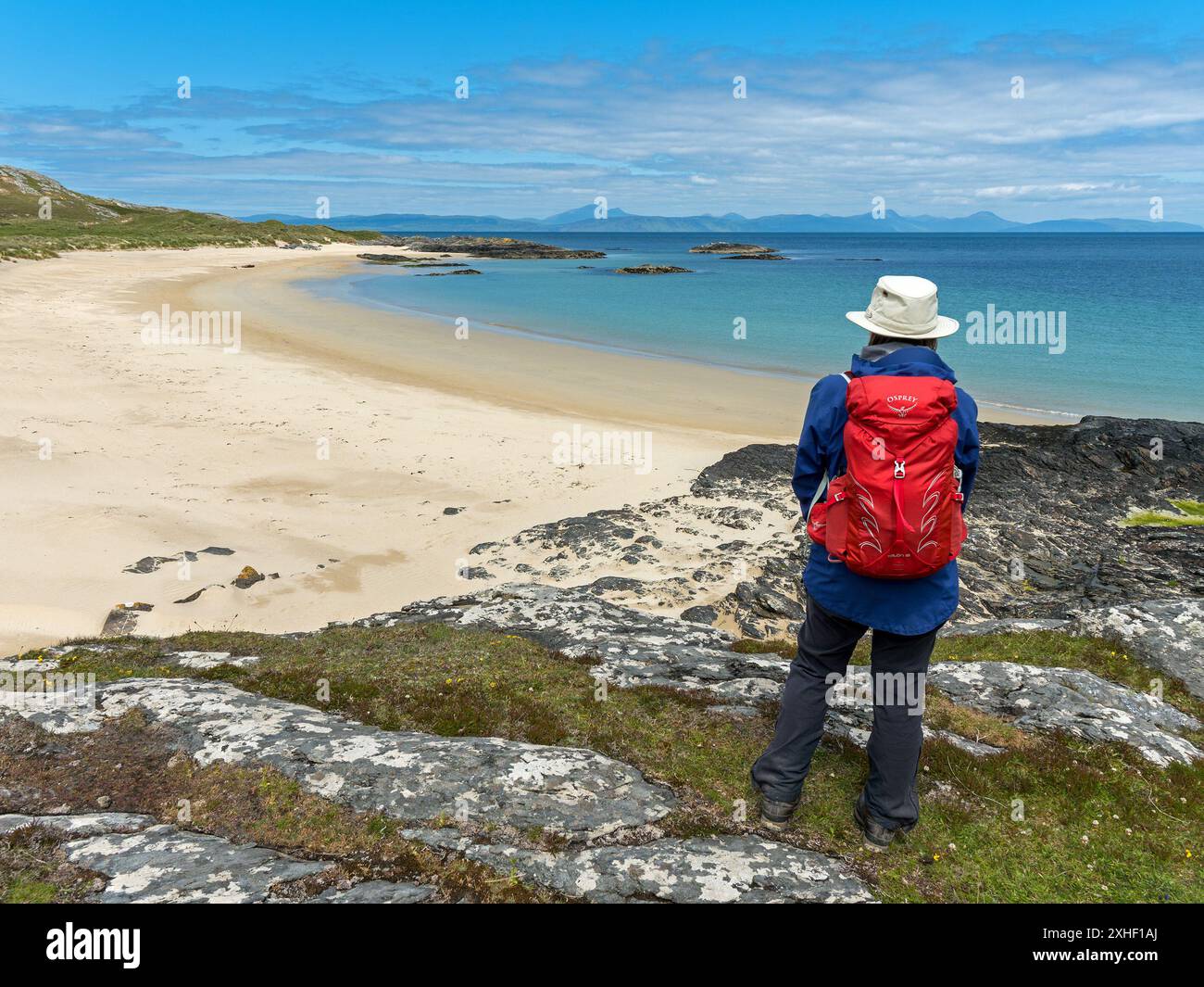 Femme touriste / vacancier / marcheur / regardant les beaux sables de la plage de Balnahard sur l'île des Hébrides de Colonsay en juin, Écosse, Royaume-Uni Banque D'Images