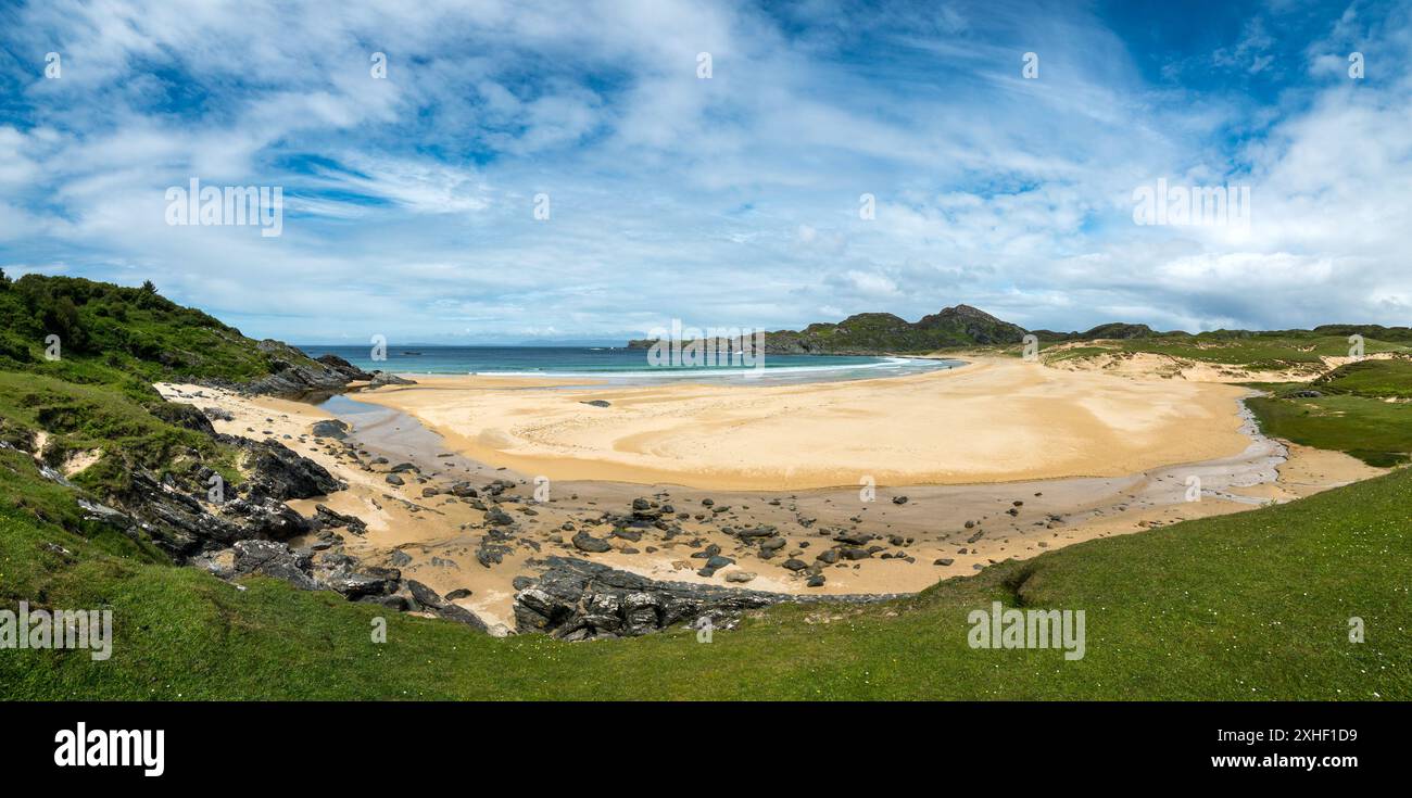 La belle plage tranquille et isolée de kiloran de sable sur l'île isolée des Hébrides de Colonsay en juin, Écosse, Royaume-Uni Banque D'Images