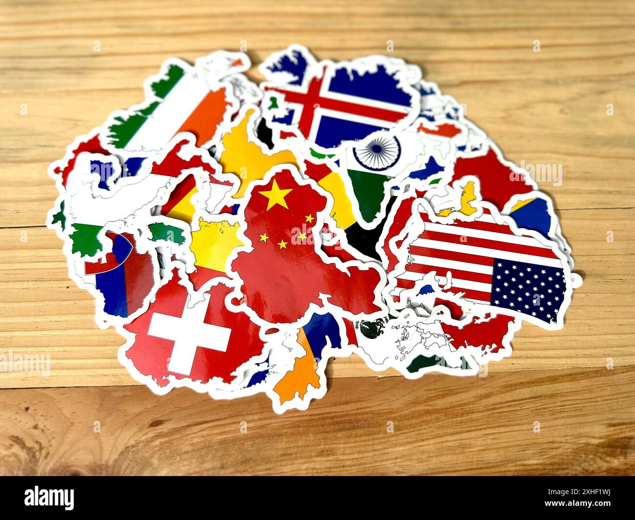 Autocollants de carte de drapeau de pays sur un fond en bois Banque D'Images