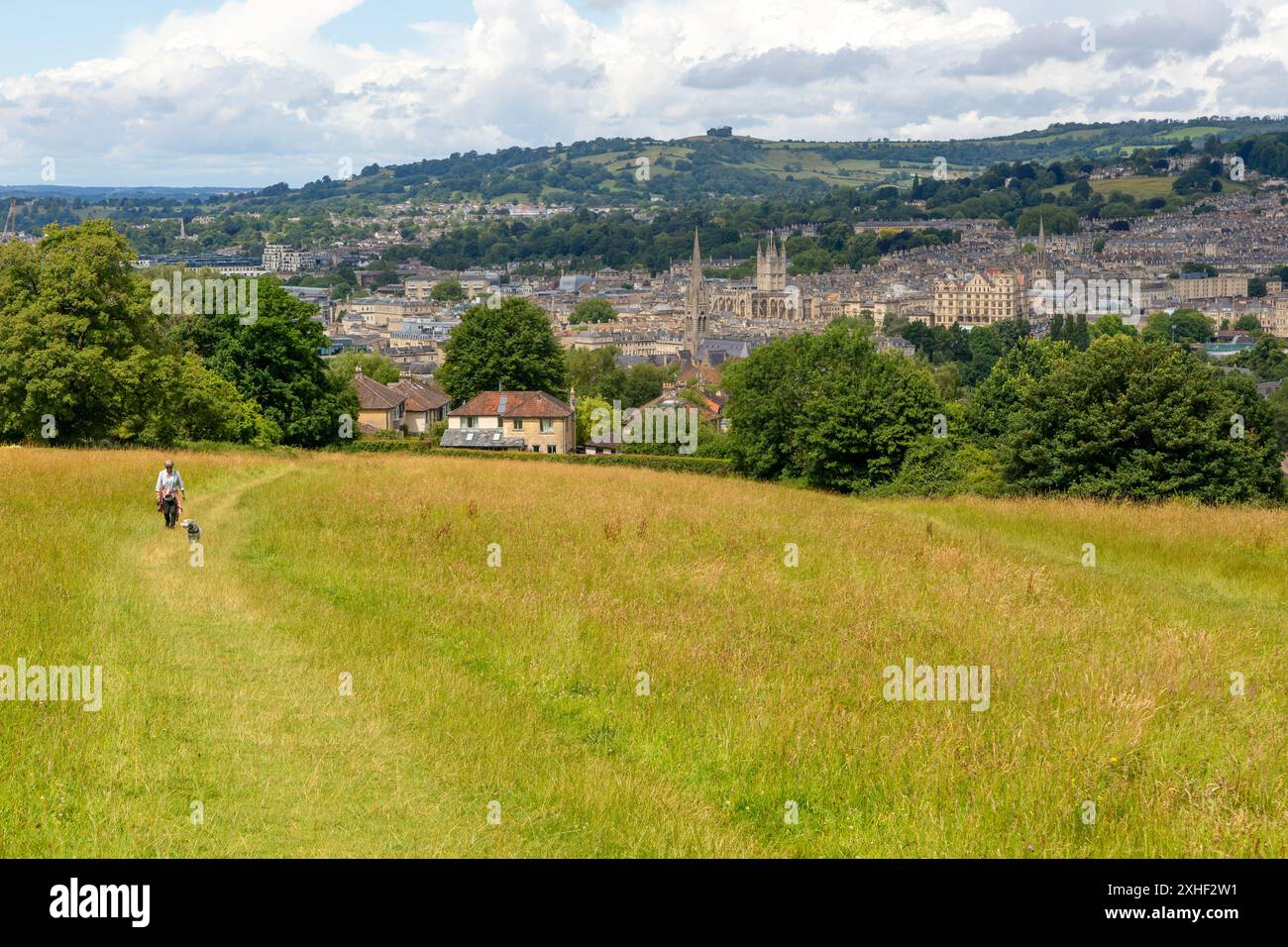 Vue sur le centre-ville de Bath depuis Smallcombe, Widecombe, Bath, Somerset, Angleterre, Royaume-Uni avec chien de marche de femme Banque D'Images